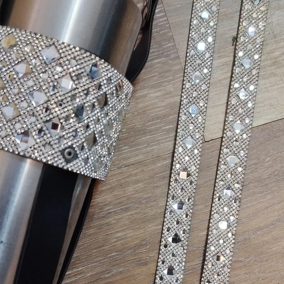 Stylish Silver and Black Water Bottle with Geometric Design - Picture 4 of 10